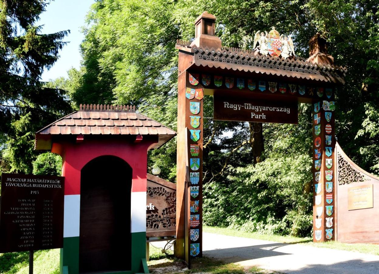 Nagy-Magyarorszag Park Bed & Breakfast Isztimér Exterior photo