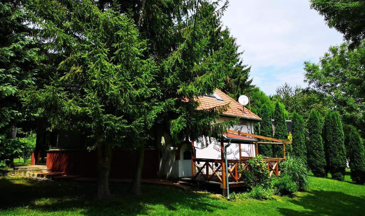 Nagy-Magyarorszag Park Bed & Breakfast Isztimér Exterior photo