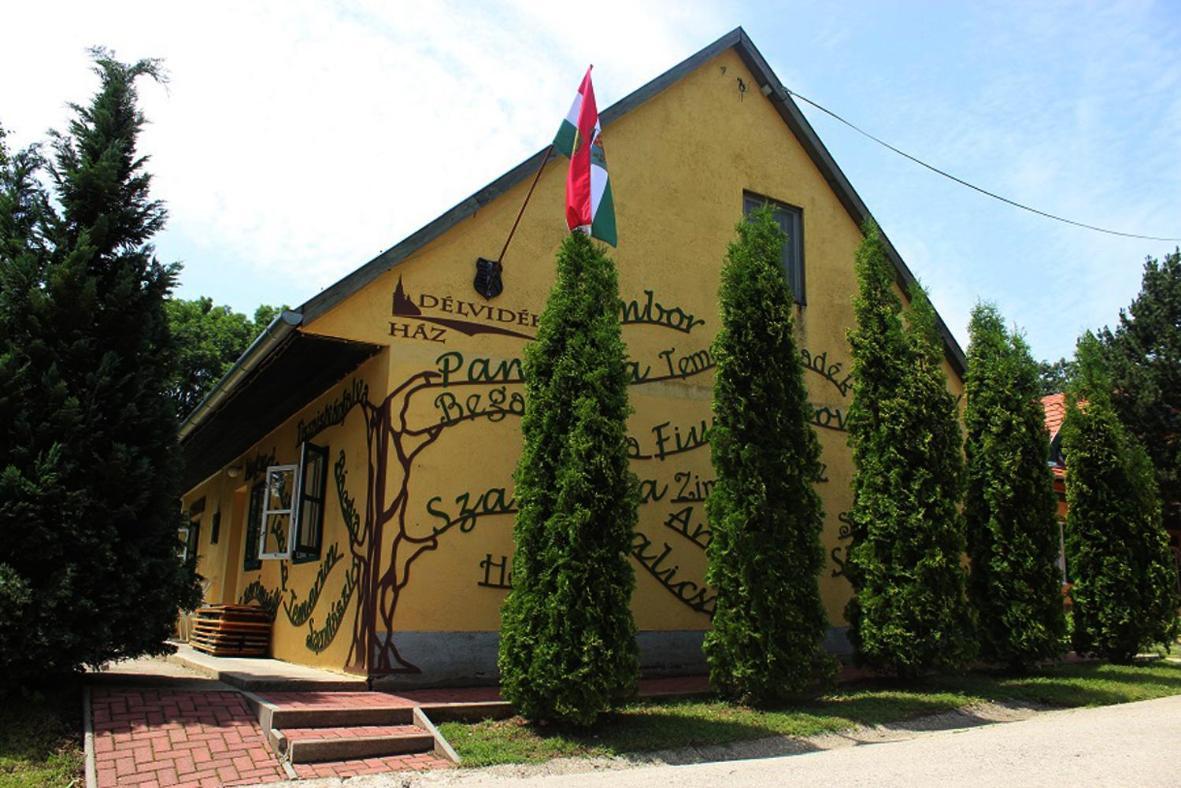 Nagy-Magyarorszag Park Bed & Breakfast Isztimér Exterior photo